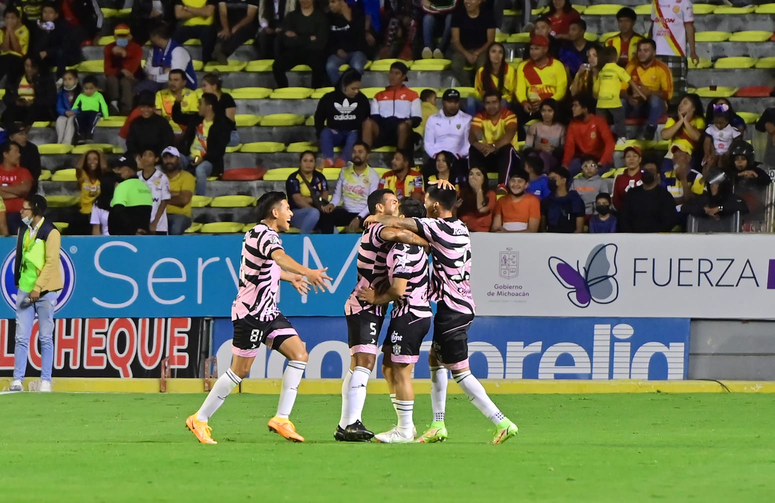 GOLAZO Y A CUARTOS | Leones Negros