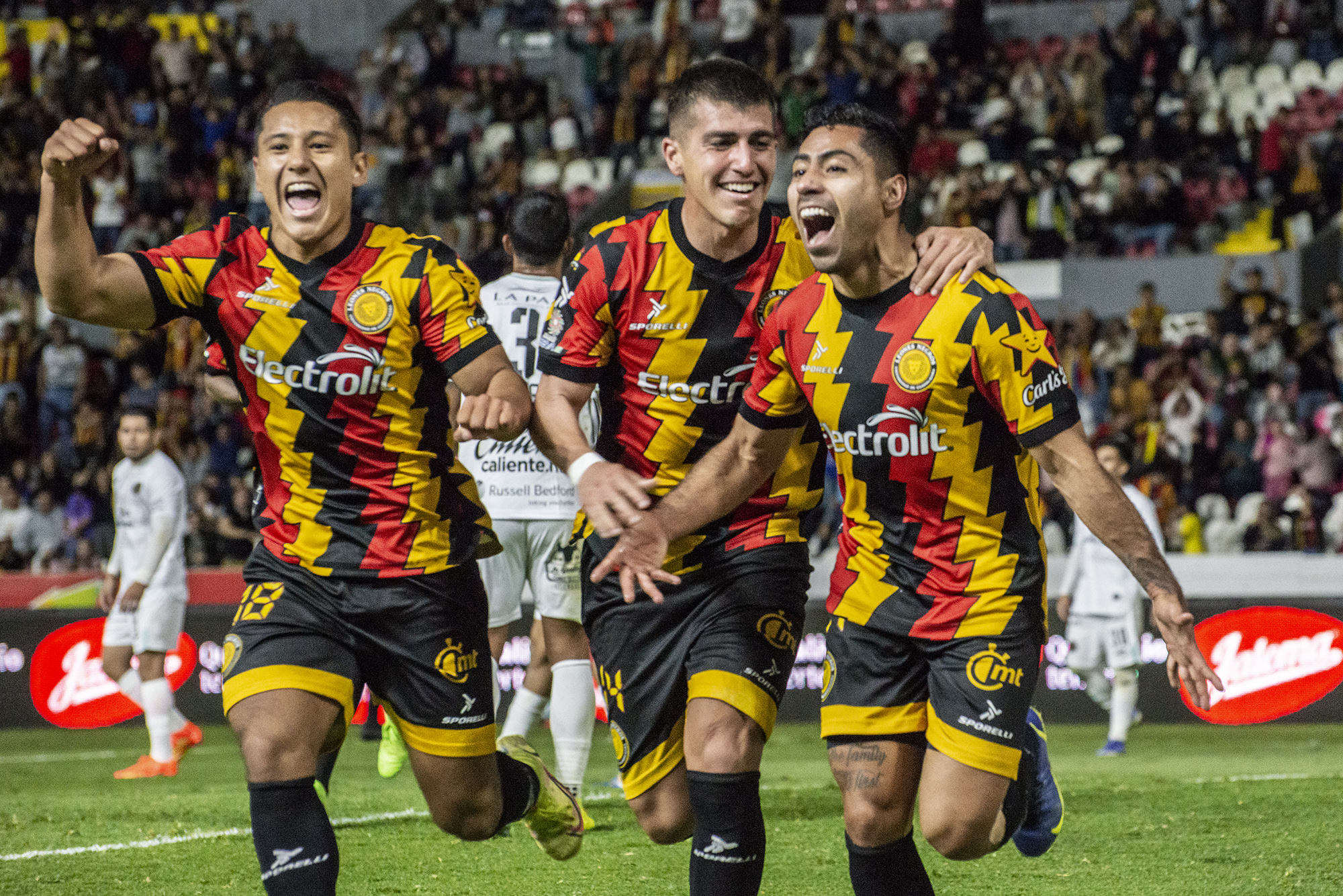 PAZ EN EL MONUMENTAL | Leones Negros